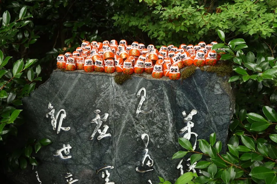 Ein Daruma: Symbol für Beharrlichkeit.